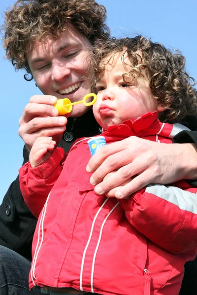 Vader en zoon bellen blazen — Stockfoto