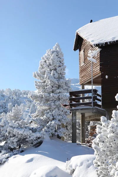 Sněhu krytá chata — Stock fotografie