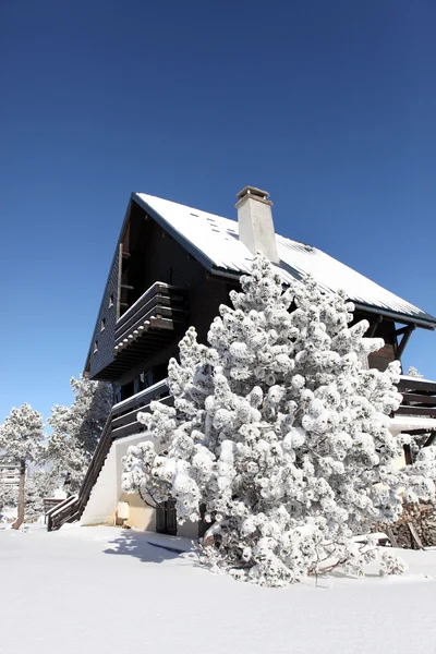 Chalé de inverno coberto de neve — Fotografia de Stock