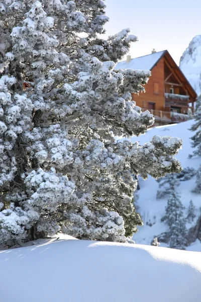 Chalet pokryte śniegiem — Zdjęcie stockowe