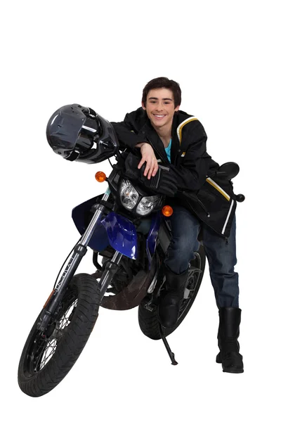 Adolescente con moto — Foto Stock