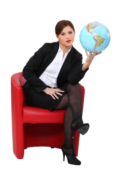Une femme tenant un globe . — Photo