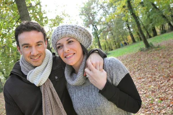 Couple walking through brown leaves — Stock Photo, Image