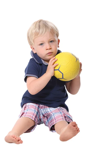 Menino brincando com uma bola — Fotografia de Stock