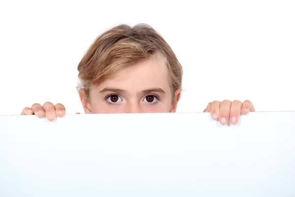 Menina olhando sobre sinal branco — Fotografia de Stock