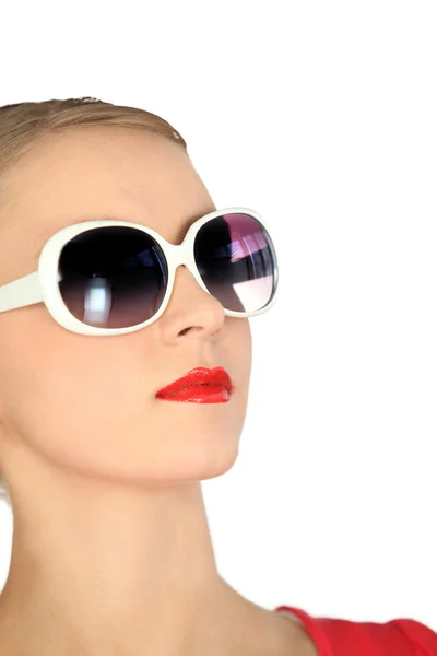 Mujer con gafas de sol modernas — Foto de Stock