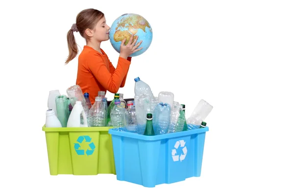 Dívka recyklace lahví a líbání glóbus — Stock fotografie