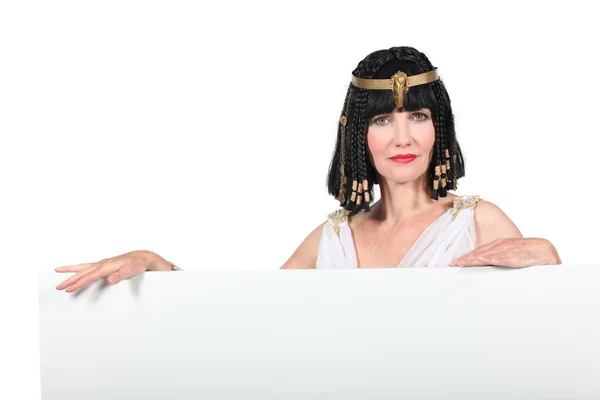 Kvinna i cleopatra kostym med Tom styrelse redo för text — Stockfoto