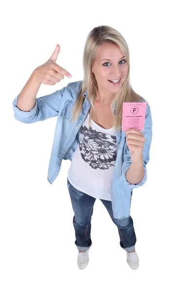 Adolescente loira com carteira de motorista — Fotografia de Stock