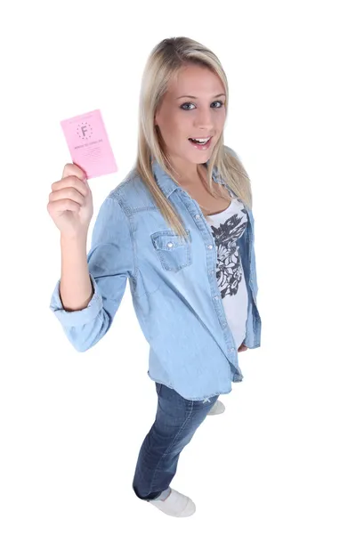 Joven rubia mostrando licencia de conducir — Foto de Stock