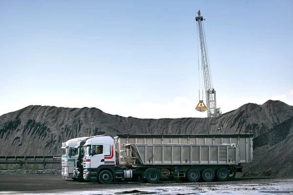 Lastbilar redo att transportera kalkstenens material — Stockfoto