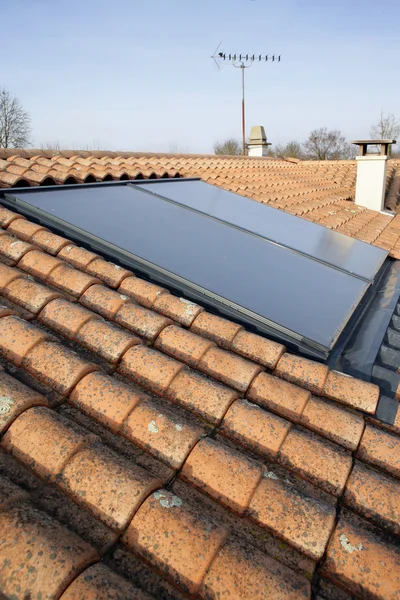 Сонячних батареях будинку — стокове фото