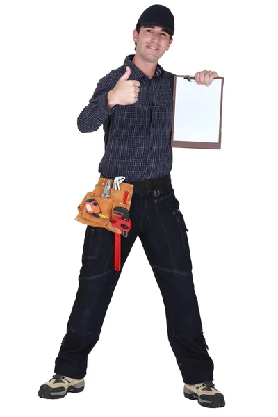 Homem com prancheta dando polegares para cima — Fotografia de Stock