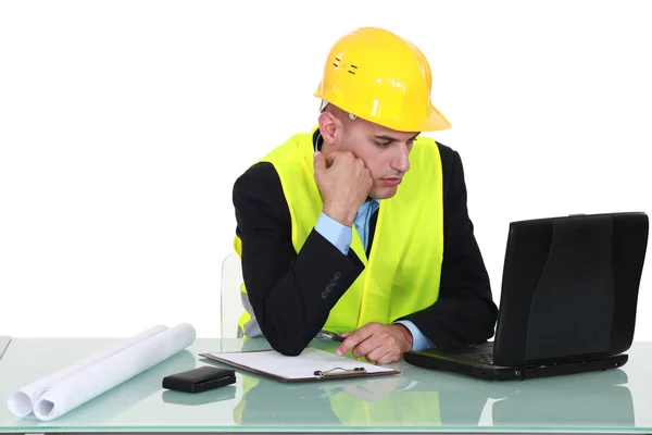 Architect die op laptop werkt — Stockfoto