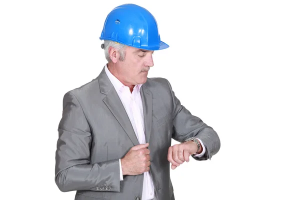 Senior architect controleren zijn horloge — Stockfoto