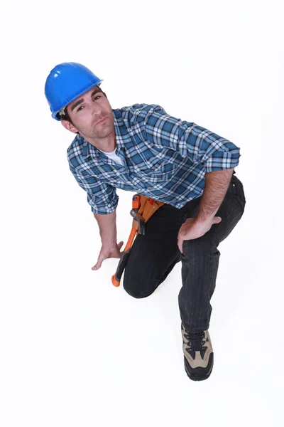 A kneeled construction worker. — Stock Photo, Image