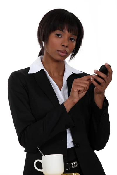 Mulher digitando uma mensagem em seu touch pad — Fotografia de Stock