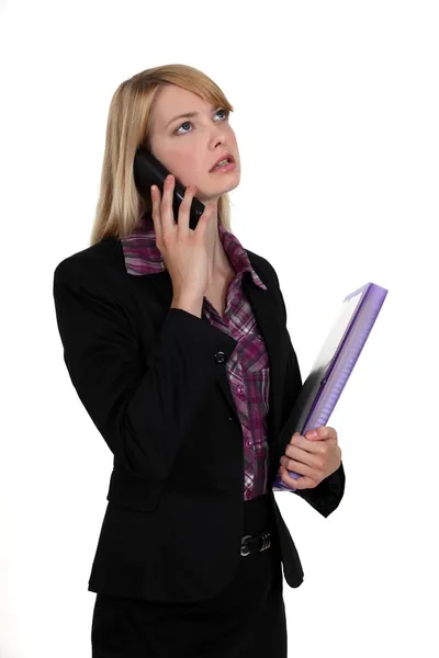 Vrouw met map telefoon bellen — Stockfoto