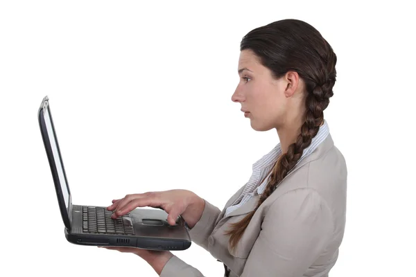 Vrouw met laptop — Stockfoto