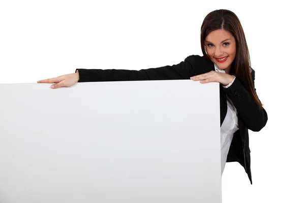 Mulher de negócios atraente com cartaz em branco — Fotografia de Stock