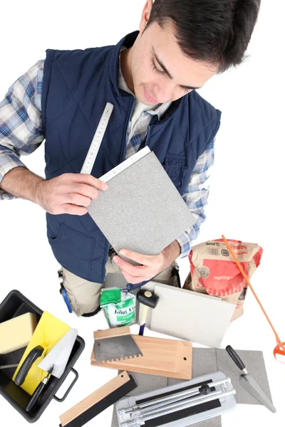 Hombre midiendo una baldosa — Foto de Stock