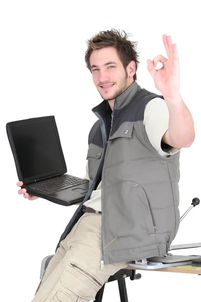 Tile cutter with laptop making OK gesture — Stock Photo, Image