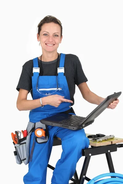 Encanador feminino com equipamento — Fotografia de Stock