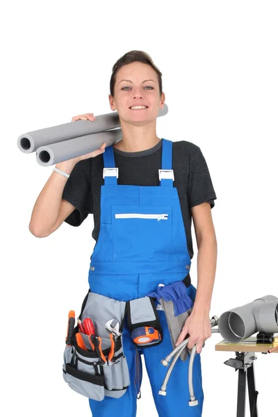 Женщина-работница стояла рядом с инструментами и оборудованием — стоковое фото