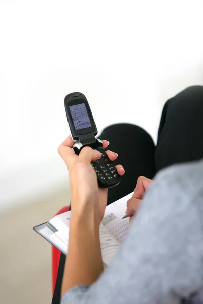 Writing down number from phone — Stock Photo, Image