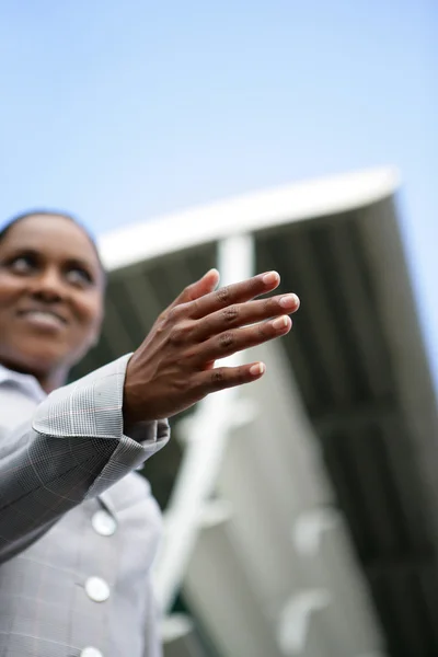 Geschäftsfrau reicht die Hand — Stockfoto