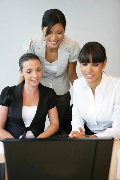 A team of professionals watching a computer screen — Stock Photo, Image