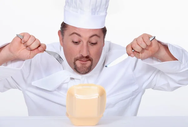 Chef comiendo comida chatarra — Foto de Stock