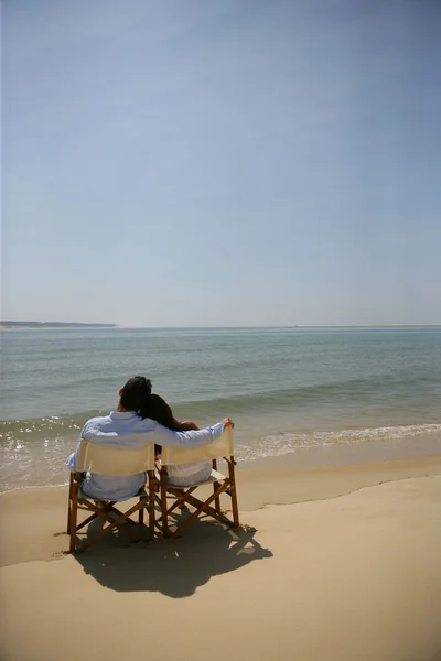 Paar sitzt am Meer — Stockfoto