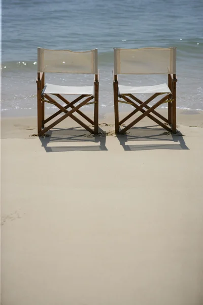 Sedie a sdraio vuote sulla spiaggia — Foto Stock