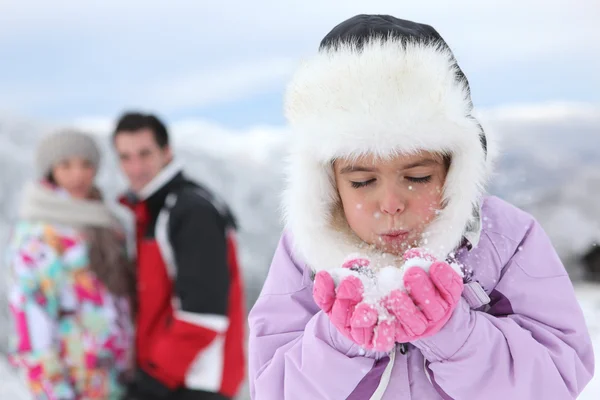 Föräldrar och dotter i snön — Stockfoto