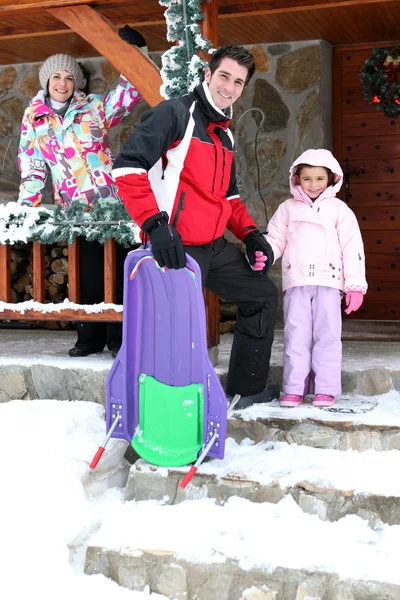 Familie genieten van hun wintervakantie — Stockfoto