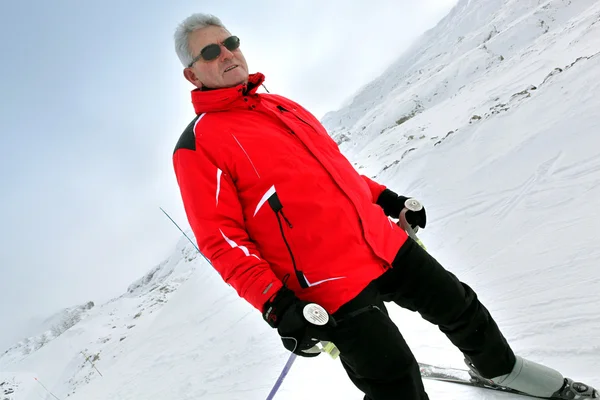 Senior man skiing — Stock Photo, Image