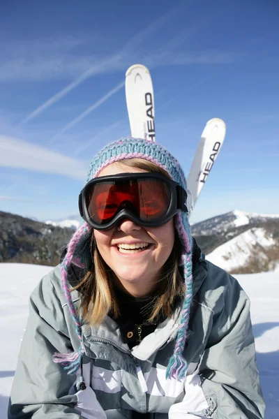 Fille s'amuser à la station de ski — Photo