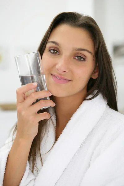 Frau mit einem Glas Wasser — Stockfoto