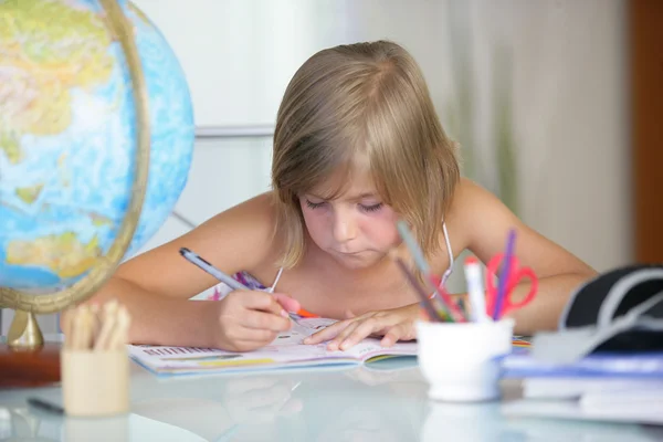 Chica haciendo su tarea — Foto de Stock