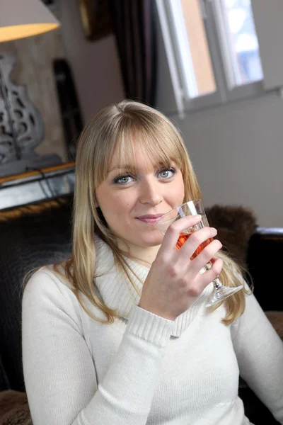 Junge Frau mit einem Glas Wein — Stockfoto