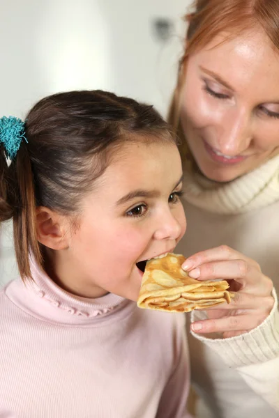 Madre e hija comiendo panqueques —  Fotos de Stock