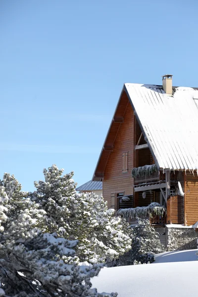 Chalet de montagne isolé — Photo