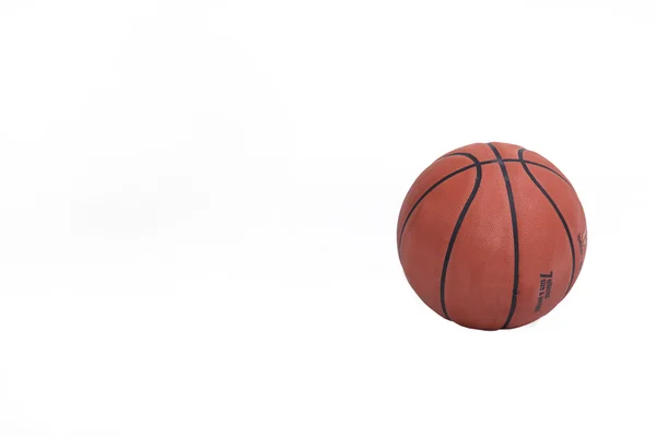 Studio shot van enkele basketbal — Stockfoto