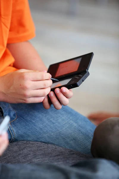 Adolescente jugando en un videojuego — Foto de Stock