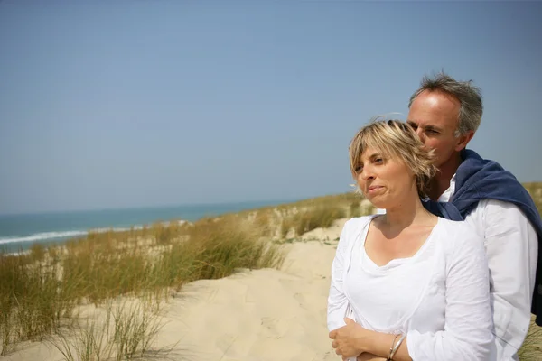 Couple hugging in a sand dune — Stock Photo, Image