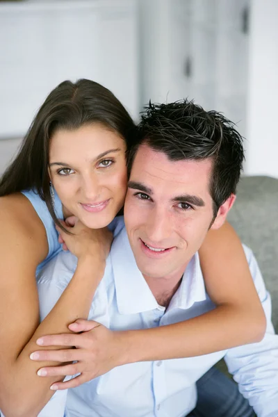 Retrato de um casal na sala de estar — Fotografia de Stock