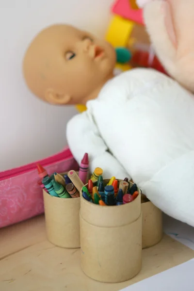 Muñeca junto a lápices de colores —  Fotos de Stock