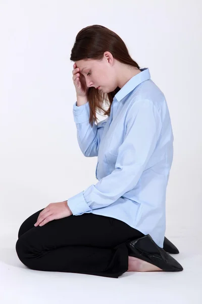 Sad woman crouching on the floor — Stock Photo, Image