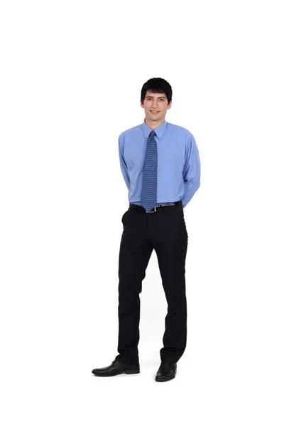 Portrét pohledný mladý podnikatel stojící s rukama v zádech — Stock fotografie